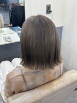 トッカ ヘアアンドトリートメント 難波店 ハイトーングレージュの大人ボブ
