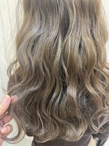 ヘアーサロン キー(Key) ハイライトゆる巻きウェーブ♪ライトシルバーバレイヤージュ