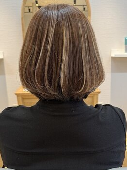 アリビオ(alivio)の写真/白髪をおしゃれの味方に。年齢にとらわれないカラーで素敵に。白髪ぼかしハイライト/明るい白髪染め