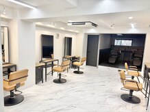 ソラリ バイ ルオーブ 横浜駅西口(solari by L'aube)の雰囲気（店内はモノトーンベースで落ち着いた雰囲気）