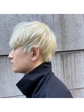 クク(QUQU) ワンブリーチホワイトカラーとマッシュ