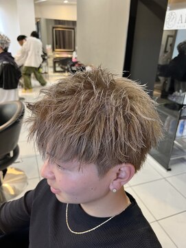 アイズ 海老名(AIZU) ブロンドミルクティーベージュ 短髪アップバング ダブルカラー