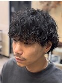 大人の波巻きスパイラルパーマミディアムロングメンズカットヘア