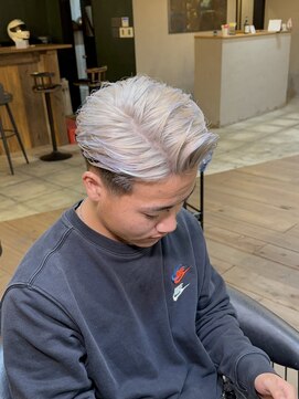 ミオ ベガ(Mio'' VEGA) 毛流れショート×ケアブリーチホワイトカラー