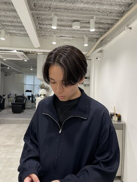 イル 天神店(ill) センターパート/地毛風ストレート　　福岡／天神