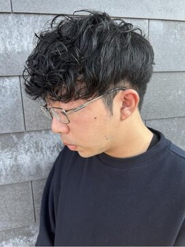 ヒュイル バイ ニアウ(Hwyl by Niau) MEN’S HAIRセンターパートツイストスパイラルシャドウパーマ