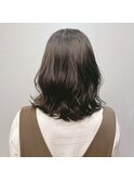 カーキアッシュ　ミディアムウェーブヘア