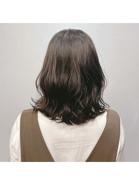 ハク(haku.) カーキアッシュ　ミディアムウェーブヘア