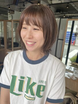 フェリア 池田(FERIA) 透明感カット × 外ハネショート（田岡）