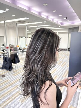 アフューズバイストゥー(Vfuse by StueW) ブラック×ホワイト×ハイライト[倉敷][岡山][倉敷美容室]