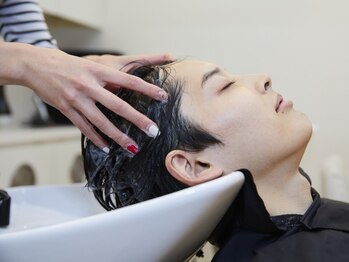 フィオーレヘアミューズ(FIORE hair muse)の写真/大人気のヘッドスパ！疲れた頭をほぐし、癒しの世界へ導きます＊普段落とせない汚れを落とし健やかな頭皮へ