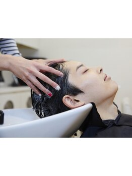 大人気のヘッドスパ！疲れた頭をほぐし、癒しの世界へ導きます＊普段落とせない汚れを落とし健やかな頭皮へ