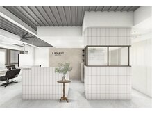 エルネスト オオサカ(ERNEST OSAKA)の雰囲気（空間の使い方、視野の広さをち密に設計した開放的なサロン。）