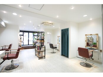 ヘアケア ラウンジ(hair care LaUNGE)の写真/来るたびにほっと安心し、前向きな気持ちへと導く、明るさに包まれたくつろぎの時間をご提供します。