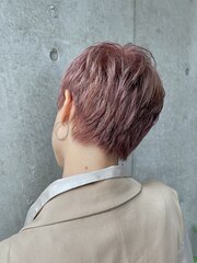 大人かわいいヘアピンクベージュハイトーンカラーベリーショート