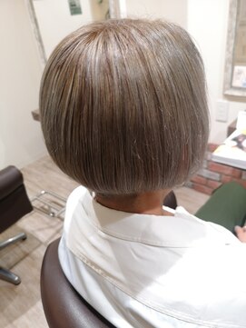 ルシードスタイル クリザンテーム ハイライトで白髪ぼかしシルバーベージュ