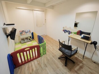 パプス ド コワフュール 甲東園(Pap's de coiffeur)の写真/【甲東園駅2分】キッズスペースあり◎個室の施術スペースでお子様連れの方も安心♪【要予約】