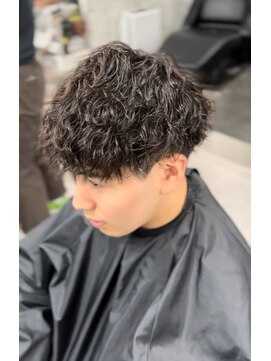 Hale hair salonメンズサロン/メンズカット/メンズパーマ/髪質改善/たまプラーザ Hale波巻きツイストスパイラルパーマ刈り上げセンターパート