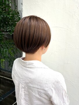 ヴァロ(Valo) 大人女子の刈り上げ丸みショート・アッシュショート