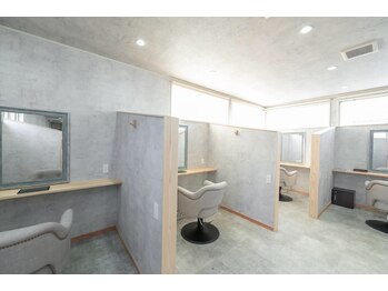 インスヘアー 東加古川店(INCE HAIR)の写真/【全席半個室のプライベート空間◇】周りの目を気にせずゆったり寛げる贅沢なサロンタイムをご提供♪