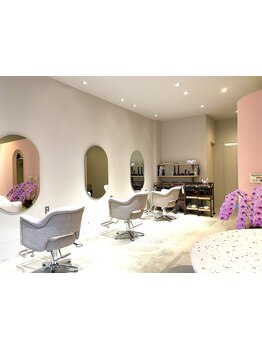 駅近で通いやすい◎白を基調にサーモンピンクの差し色が可愛い♪こだわりの空間で癒しのサロンタイムを◇*