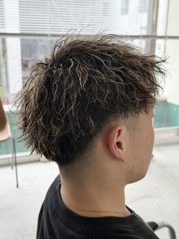 パーラー(PARLOR)の写真/“ハイライト×パーマ”でトレンドを取り入れた立体感のあるスタイルに！セットのポイントも伝授◎