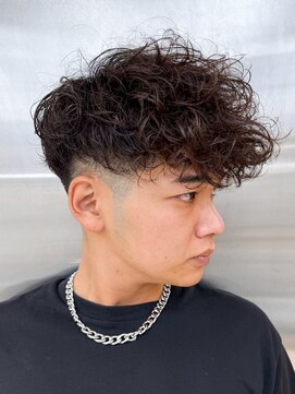 ルーシー 渋谷(LUCEY) スペインカール極道パーマホワイトメッシュスキンフェード短髪