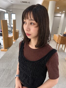 エーライン美容室(A-line) 透け感バングと顔まわりレイヤーで魅せる軽やか外ハネミディアム