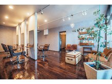 ヘアーサロン モンクール(hairsalon mon'coeur)の雰囲気（モダン×クラシカル×インテリアグリーンの落ち着いた店内）