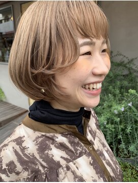 ヨナサン(Yona Saint) 大人ベージュカラー。