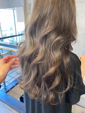 ウェイズ トウキョウ(Ways TOKYO) "ハイライトで作る【魔法のプラチナ】8トーンカラー★" YUI