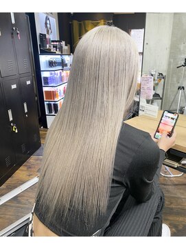 ガルボ ヘアー(garbo hair) シルバーカラーハイトーン艶髪