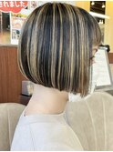 大人可愛いハイライトカラー白髪ぼかし前下がりミニボブショート