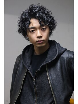 ブークル(boucle) サイドパートで分ける強めのスパイラルパーマ