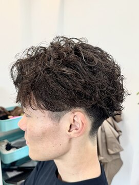 イロ 成田(iLo) 無造作フェザーパーマ