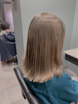 ディア(Dia) 明るめベージュカラー