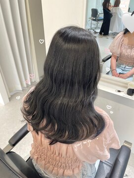 ヌーヴェル(nouvelle) ダークグレージュ×ツヤ感ロング