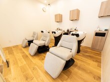 オーガニック 高崎石原店(Organic)の雰囲気（フラット式高級シャンプー台で丁寧に手洗いシャンプーを行います）