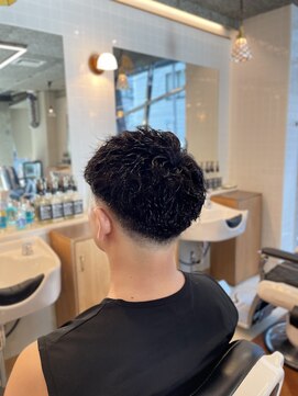 ゼロスバーバー(0's BARBER SHOP) 王道◎ツイスパ×スキンフェード！20代30代向けアップバンク