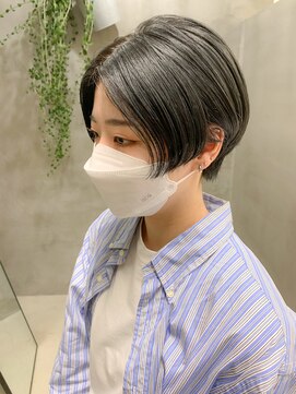 テトヘアー(teto hair) ハンサムショート、センターパート、暗めグレー