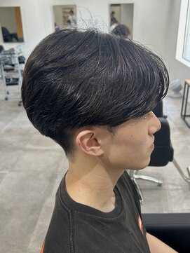 ヒュイル バイ ニアウ(Hwyl by Niau) メンズカットセンターパートニュアンスパーマ刈り上げスパイラル