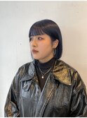 切りっぱなしボブにネイビーブルー
