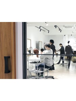 マンツーマン施術のプロデュース型サロンで、担当スタイリストが半年先までのプランをご提案