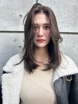 スリー スタンド(THREE STAND) 小顔レイヤーシアーベージュ