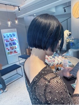 バイエイト(X８) 切りっぱなしボブ、ブルーブラックカラー