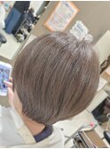 白髪を活かした透明感のある大人グレージュショート