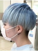 個性派大人のブルーグラデーションカラー 刈り上げショート