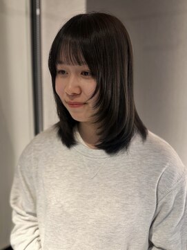 イト(iyto) ミディアムレイヤー×顔まわりレイヤー