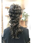 バックスタイルも華やかなハーフアップ