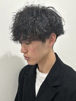 ヒュイル バイ ニアウ(Hwyl by Niau)&nbsp;メンズマッシュパーマ波巻スパイラルパーマシャドウパーマ眉毛